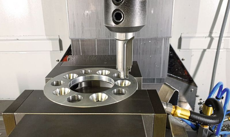 Um in der automatisierten Bearbeitung einen zuverlässigen Spanbruch zu bekommen, hat Ingersoll den Stufenbohrer mit Wendeschneidplatten bestückt, die eigentlich für die Zerspanung von Stahl entwickelt wurden. (Bild: Ingersoll)