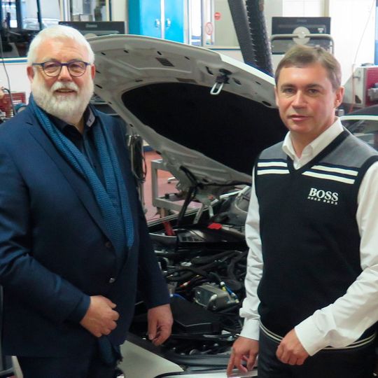 Kfz-Innung München-Oberbayern empfängt Bildungsexperten: Landtagsabgeordneter Martin Güll (li.) und Obermeiser Richard Wagner.(Bild:  Kfz-Innung)