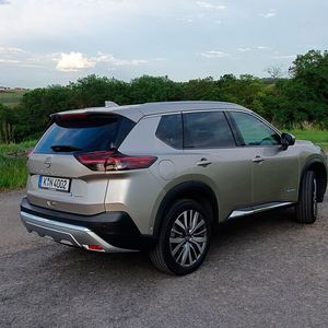 3. Das Fahrerlebnis: Bequeme Sitze, ein kraftvoller Antrieb und ein sicheres Fahrgefühl auch auf kurvigen Landstraßen – auf den Testfahrten konnte der X-Trail vollends überzeugen. Das SUV fährt kultiviert und ist ein auf Komfort getrimmter Langstreckenbegleiter.(Bild:  Mauritz – VCG)