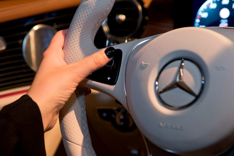 Die E-Klasse ist das erste Auto mit sogenannten „Touch Control Buttons“. (Foto: Daimler)