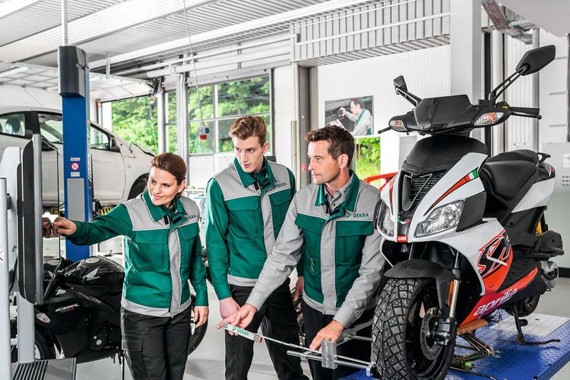 Auch für die Zweirad-Begutachtung ist das Bildungszentrum ausgerüstet. (Dekra)