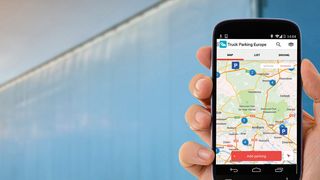 Die App Truck Parking Europe gibt den Nutzern auch die Möglichkeit, geeignete Lkw-Parkplätze einfach hinzuzufügen. Sie werden von PTV validiert und in die Datenbank aufgenommen. (Bild: PTV)