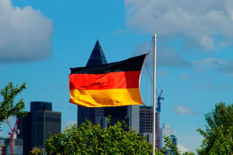 Bei deutschen Großunternehmen stehen schnelle Wiederherstellung und die Prüfung auf verbliebene Kompromittierungen nach einem Cyberangriff oft in einem Spannungsverhältnis.(Bild:  Envato Elements)