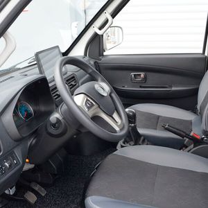 Der Ari 901 hat als Double-Cab Airbags und ein Infotainmentsystem mit Touchscreen.(Bild:  Ari Motors)