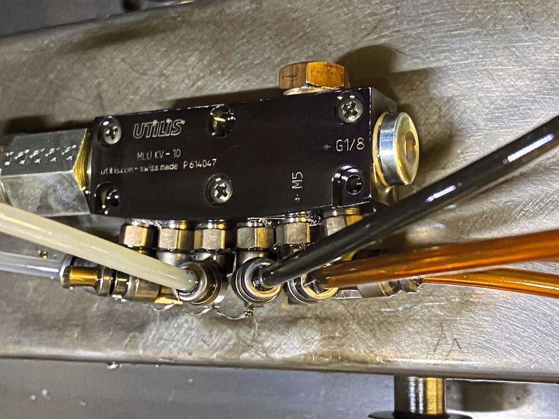 Kühlen Kopf bewahren. Rechts die Werkzeughalter mit integrierter Innenkühlung, oben der Kühlschmierstoffverteiler mit den entsprechenden Zuleitungen. Selbst die Maschinenbrände gehören seit dem Einsatz der Utilis-Werkzeuge der Vergangenheit an.  (Bild: Utilis)