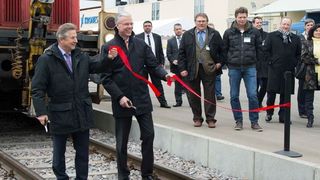 Krones-Vorstandsvorsitzender Christoph Klenk (r.) und Neutraublings Bürgermeister Heinz Kiechle geben die Bahn frei für den Krones-Gleisanschluss. (Bild: Krones)