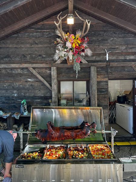 Das Spanferkel hätte bei den Temperaturen gar nicht erst in den Grill gebraucht. (Bild: Vogel IT-Medien GmbH)