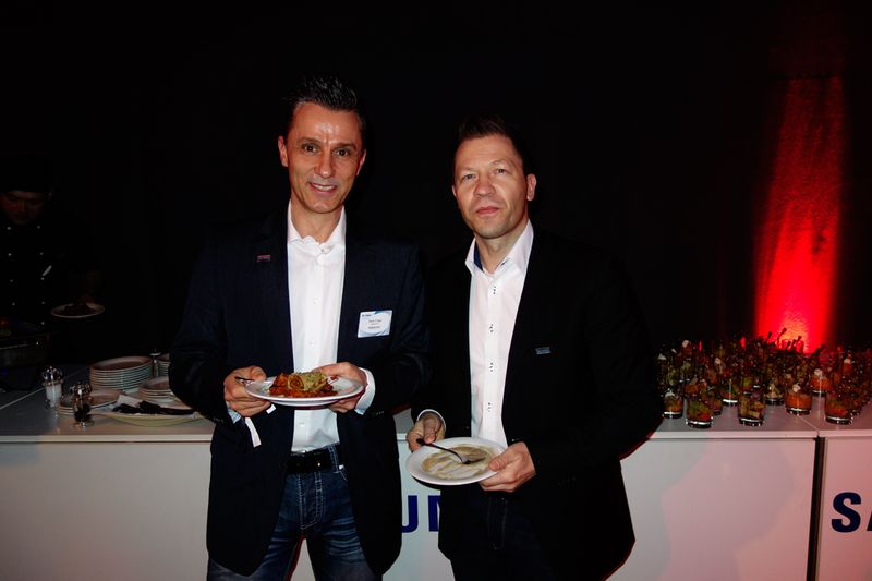 (l.) Denis Krüger und Torsten Frank, Ingram Micro, schaffen sich eine  Grundlage für den langen Abend. (Bild: IT-BUSINESS)