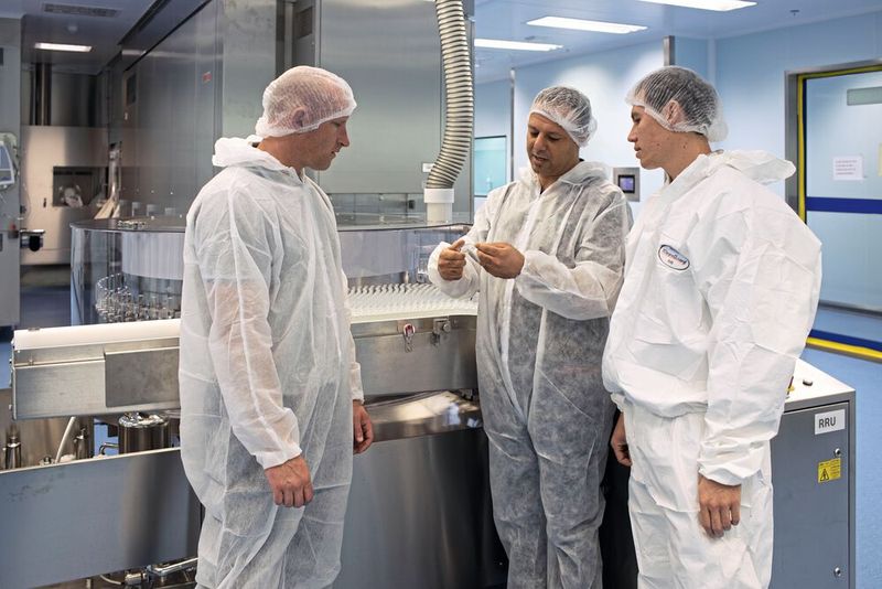 Die Projektbeteiligten an der zweiten vollintegrierten Isolatorlinie Alf. Zu sehen sind u.a. von links nach rechts: Brendon Kriel (Aspen Pharmacare), Aymen Ben Mna (Syntegon) und Ryan Miltz (Aspen Pharmacare). (Bild: Syntegon)