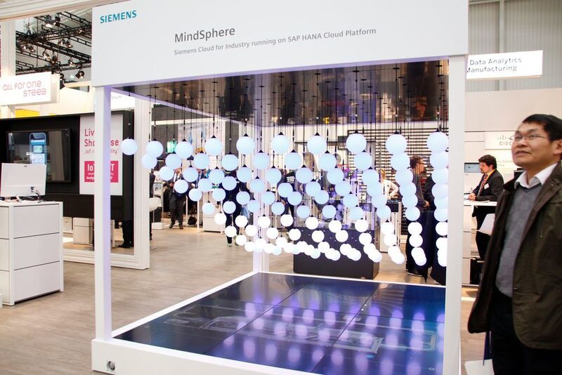 Siemens zeigt anhand der gesteuerten Kugeln, die auf- und abschwingen und die Farbe wechseln, wie die Cloud für industrielle Anwendungen funktionieren kann. (Bild: konstruktionspraxis)