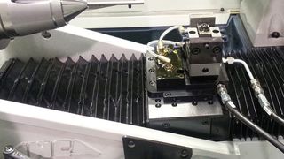 Mit der automatisch höhenverstellbaren Lünette (Ahas = Auto Height Adjustable Steady) bietet Anca, ein Experte für CNC-Werkzeugschleifmaschinen, ein Stützsystem an, das nicht nur gut schleifen lässt, wie es heißt... (Anca)