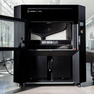 Die neue industrielle FDM-Plattform erweitert das produktionsorientierte Portfolio von Stratasys. Der längste vollständig beheizte Bauraum ihrer Klasse ermöglicht die wirtschaftliche Herstellung von Werkzeugen, Vorrichtungen und Endbauteilen für anspruchsvolle Produktionsumgebungen. (Bild: Stratasys)