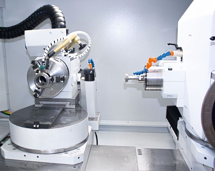 Bei den IRD-Modellen kann die B0-Achse um bis zu 91° geschwenkt werden. Dies gestattet es, auch Stirnflächen mit höchster Genauigkeit planzuschleifen. (Danobat Overbeck)