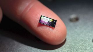 Entwickelt am Leibniz-IPHT in Jena und am INRS in Kanada: Der photonische Chip nutzt Zeit-Bin-Kodierung, um mehr Information pro Photon zu übertragen. (Bild: Leibniz-IPHT)
