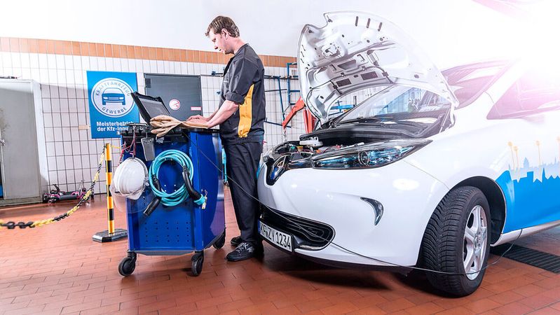 Obwohl die neue EU-Richtlinie Hersteller verpflichtet, gewisse Fahrzeugdaten freien Werkstätten zugänglich zu machen, sind sie weiterhin gesperrt.(Bild:  ProMotor)