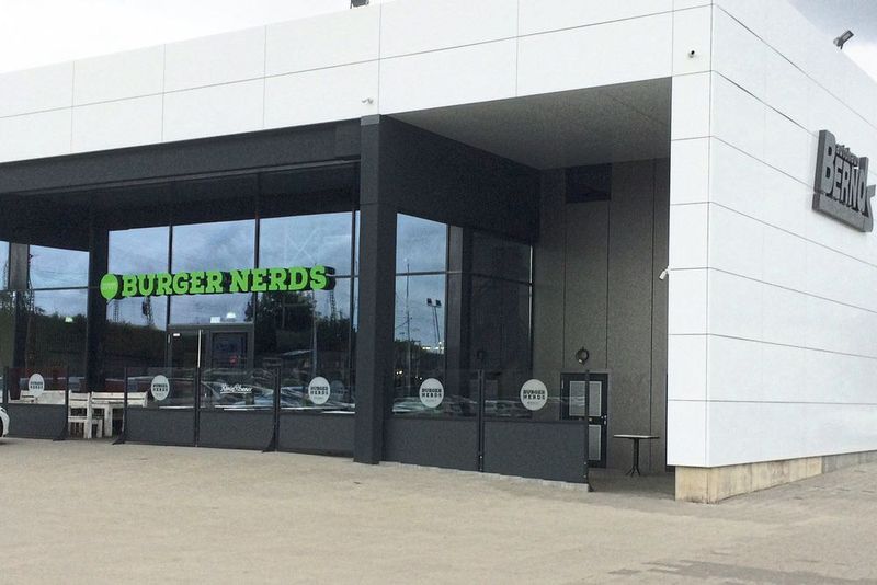 Getrennt, aber im gleichen Gebäude, ist die Imbisskette „Burger Nerds“. (Baeuchle/»kfz-betrieb«)