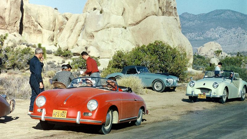 In den USA diente der 356 Speedster seinen Eignern auf den Straßen, aber auch abseits davon als Wettbewerbsmodell; so wie hier 1955 mit seinen Kontrahenten von Triumph und Austin-Healey. (Bild: Porsche)