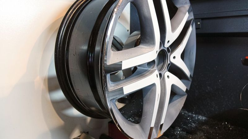 Ein Eingriff in das Aluminium ist maximal 50 Millimeter vom Felgenhorn entfernt gestattet. Weiter innen darf nur die Lackschicht abgenommen werden. (Bild: Rosenow – »kfz-betrieb«)