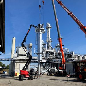 Die Aufstellung der neuen Kolonne übernahm das Team der Richard Geiss GmbH in Eigenregie. (Bild:  Richard Geiss)