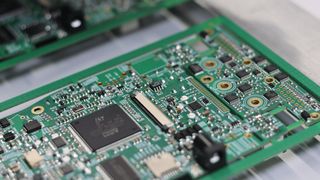 Bestückte Leiterplatte aus der Elektronikfertigung von Dommel (Bild: DOMMEL)