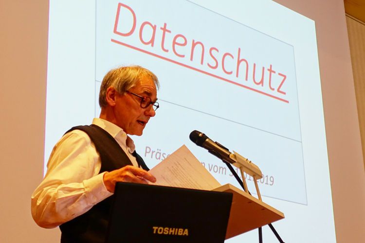 Igedos-Vorstand Achim Slagman klärte die Opel-Partner über viele Details der aktuellen Datenschutz-Richtlinien auf. (Bild: Rehberg / »kfz-betrieb«)