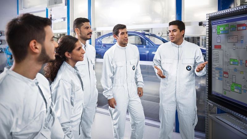 Vielfalt und interkulturelles Zusammenarbeiten sind die Voraussetzungen für wirtschaftlichen Erfolg – eine der Kernaussagen der Allianz „Wir stehen für Werte“.(Bild:  BMW)