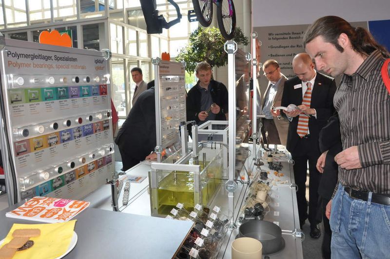 80 neue Produkte, so viele wie noch nie, stellt der Kunststofftechnik-Spezialist Igus in Hannover aus, unter anderem verschleißfestere Kunststoff-Gleitlager.  (Bild: PROCESS)