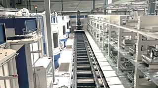 Das Palettenhandhabungssystem PHS 1500 Allround von der Liebherr-Verzahntechnik verkettet bei Linde Hydraulics fünf 5-Achs-Bearbeitungszentren. (Bild: Liebherr-Verzahntechnik GmbH)