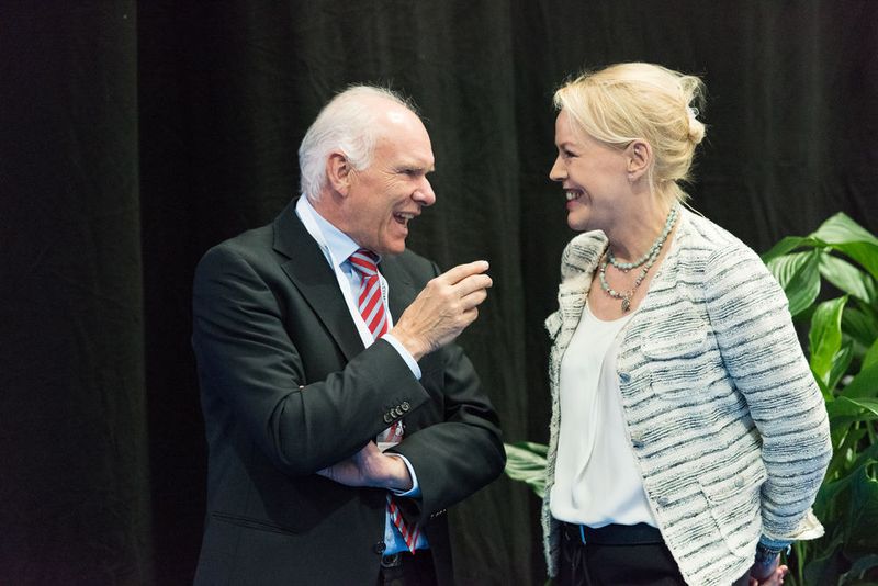 Hans Hess,  Präsident Swissmem im Gespräch mit Katja Stauber. (Bild: 720 GmbH/ Peter Schäublin)