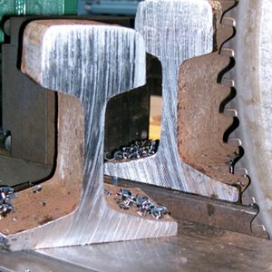 Produktivität und Automatisierung bestimmen die derzeitige Sägenentwicklung. Zum Klassiker Stahl gesellen sich heute immer stärker die schwer zerspanbaren Materialien mit hohem Nickel- und Chromgehalt, die den Sägespezialisten neue Herausforderungen stellen.