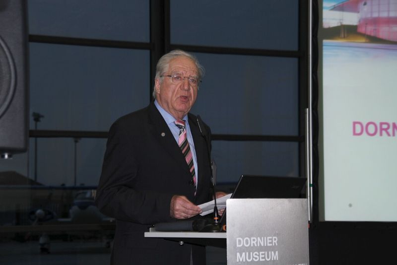 Alfred Küchle, stellvertretender Vorsitzender des Freundeskreises Dornier Museum, eröffnete die Veranstaltung.... (Königsreuther)