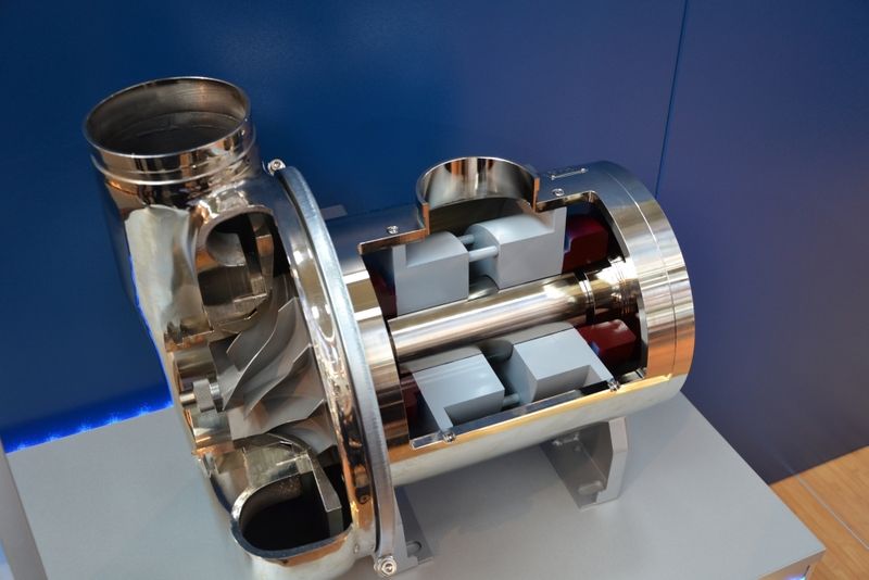 Bei Aerzener gibt es einen Blick in das Innenleben der energieoptimierten Gebläse. Hier im Bild das Turbo-Gebläse im Schnitt, Herzstück des Verdichters AT 200. Mit 150 kW Leistung erreicht er ein Ansaugvolumenstrom bis 5400 Kubikmeter pro Stunde bei max. 1000 mbar. (Bild: PROCESS)