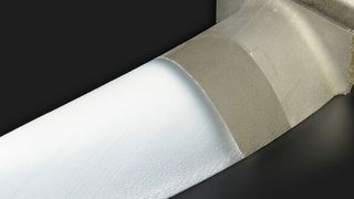 Turbinenschaufel mit dünner Keramikbeschichtung aus Yttrium-stabilisiertem Zirkoniumoxid (YSZ): eine solche Wärmedämmschicht ermöglicht eine höhere Betriebstemperatur in der Turbine, wodurch sich die Treibstoff-Ausbeute verbessert. (Fraunhofer IWS )