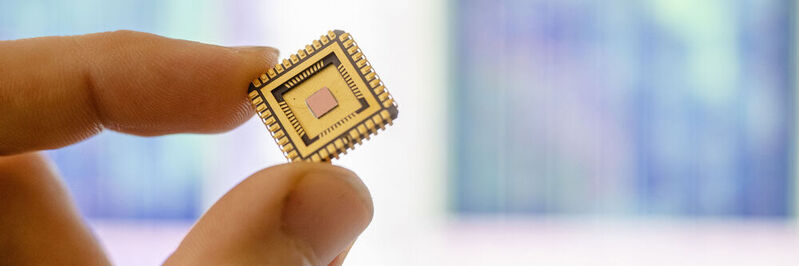Für ihr Projekt haben die Forschenden Tausende von mikroskopischen Aufnahmen von Mikrochips gemacht. Hier ist ein solcher Chip in einem goldenen Chipgehäuse zu sehen. Die untersuchte Chipfläche ist nur etwa zwei Quadratmillimeter groß.