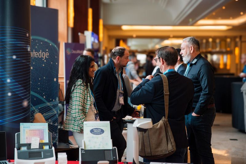 Gäste informieren sich was es bei Docuware und seinen Partnern so neues gibt.  (Bild: Docuware)