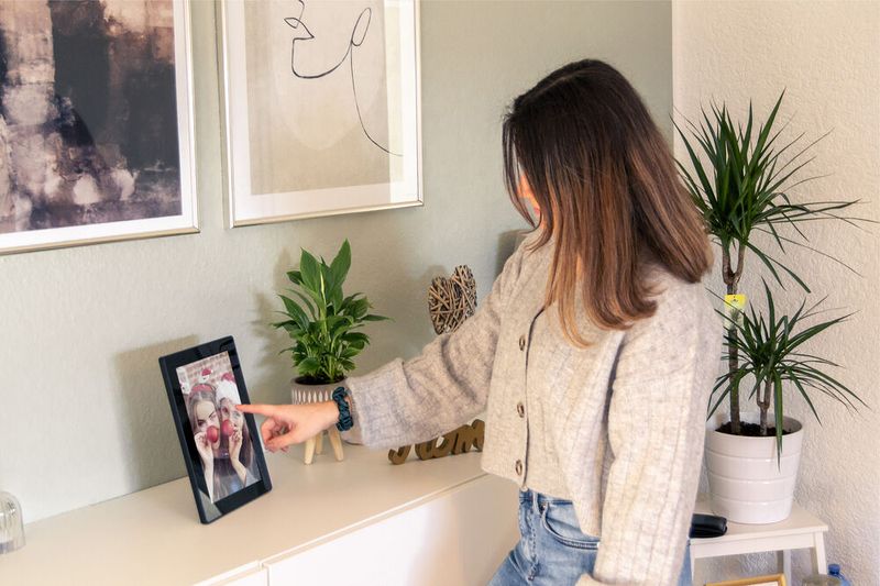 Mit dem smarten Bilderrahmen „WiFrame“ von Inline erscheinen – auf Wunsch untertitelte – Schnappschüsse direkt in den Wohnzimmern gewünschter Empfänger. Per App lassen sich von Apple- oder Android-Geräten aus festliche Grüße vom Smartphone übermitteln. Für 99 Euro (UVP) erhalten Interessierte das digitale Fotoalbum im Handel oder unter inline-info.com.  (Bild: InLine)