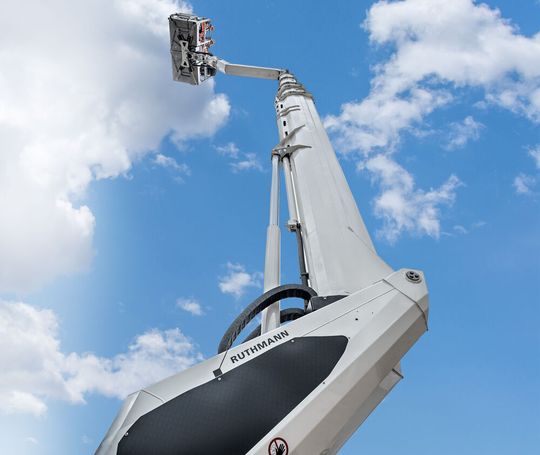 Steiger-brand truck-mounted aerial work platforms are the flagship product of the North Rhine-Westphalian manufacturer Ruthmann.(Image: Helu)