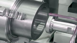 Für mehr Tempo beim Schleifen sorgt das Innenrund-Schälschleifen mit einer in Schrupp- und Schlichtzone aufgeteilten Schleifscheibe. Bild: ISF (Archiv: Vogel Business Media)