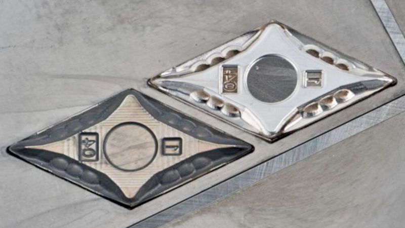 Die Verfahrenskombination aus Strukturieren (links) und Polieren (rechts das Ergebnis) per UKP-Laser am Fraunhofer-ILT ist ressourcenschonender und arbeitet energieeffizienter als es mechanische Prozesse je könnten. (Bild: Fraunhofer-ILT)