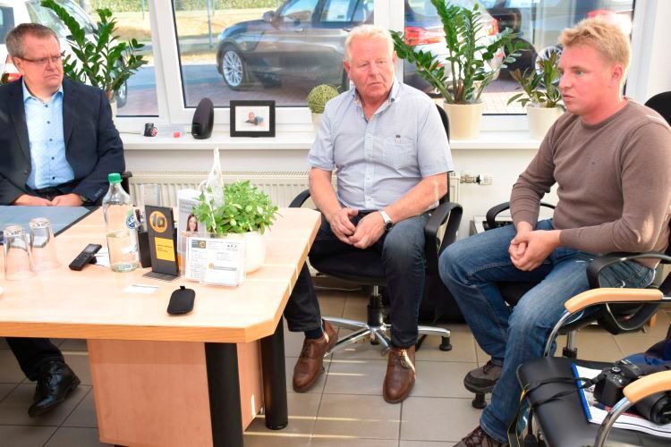 V. li.: Stefan Hülsdünker, Hubert und Thomas Südholt führen den freien Kfz-Betrieb. (Rubbel)