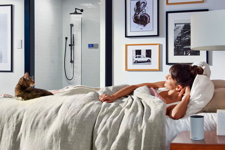 Bald kann man nicht nur mit Alexa sprechen, sondern auch mit ihr duschen. Die Luxus-Dusche „U“ von Moen wird „smart“ und lässt sich künftig sprachsteuern. So lässt sich dann per Sprachbefehl die Temperatur, Wasserstrahlhärte oder der Massageeffekt festlegen. (Moen)