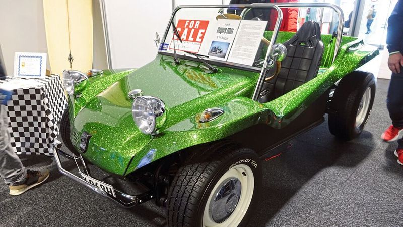 Meyers Manx, der Urvater aller VW-Buggies – natürlich mit zeitgenössischer Matelflake-Lackierung. (Bild: Dominsky –  »kfz-betrieb«)