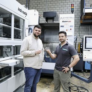 Mendim Ramadani und Jassim Aziz (Teamleiter Fräsen) vor der neuen Alzmetall. Die Kor5-Fräserserie bringt die Maschine an ihre Leistungsgrenzen. (Bild:  Matthias Böhm)