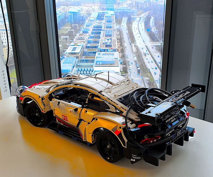 Von den meisten Büros und Demo-Stationen des IBM Watson Center hat man eine großartige Aussicht in Richtung München. Der flotte Sportwagen gehört zu einer Digital Twin Demo. Sie nutzt die IBM Continuous Engineering-Lösung. (Bild: Harald Karcher)