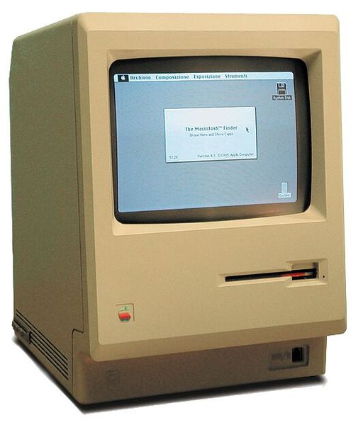 Mit dem 1984 erschienenen Personal Computer Macintosh machte Apple die GUI als Betriebssystem und die Maus als Standard-Eingabegerät massenmarkttauglich. (Bild: Wikimedia Commons/GFDL)