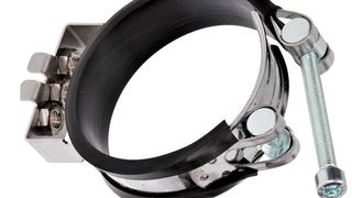 Roboterunterstützer: Die SHS von Murrplastik Systemtechnik ist eine stabile und hitzebeständige Systemhalterschelle aus der Familie der Gelenkbolzenschellen mit Bügelhalter. Sie dient zum Sichern von Kabelschutzschläuchen an kleinen und großen Robotern, heißt es. (Murrplastik)