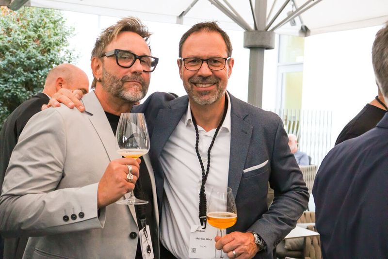 Auch Carsten Hinz (l., HZoch.rein IT Solutions) und Markus Götz (TIM) stoßen auf das Event an.  (Bild: TIM)