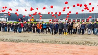 „Wir möchten mit dem neuen Firmengebäude nicht nur ein Arbeitsumfeld schaffen, in dem sich unsere Mitarbeiter wohlfühlen, sondern auch das Thema Nachhaltigkeit hervorheben“, erklärte Heike Zahn, Geschäftsführerin Fronius Deutschland, bei der Spatenstichfeier des Neubaus in Neuhof-Dorfborn bei Fulda. (Robert Gross)
