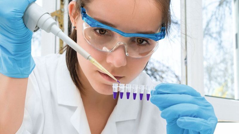 Advanced hot runner technology enables precise, stable and material-efficient production of increasingly small medical components.(Source: ©  tilialucida - stock.adobe.com)