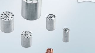 Schrifteinsätze werden zur eindeutigen Kennzeichnung von Spritzgießteilen verwendet. Um ein ungewolltes Verdrehen des Pfeileinsatzes zu verhindern, bietet Meusburger ab sofort Stempel mit Rastfunktion an.  (Meusburger)